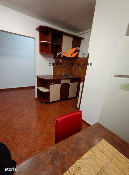 Apartament cu 3 camere semidecomandat în Cetate