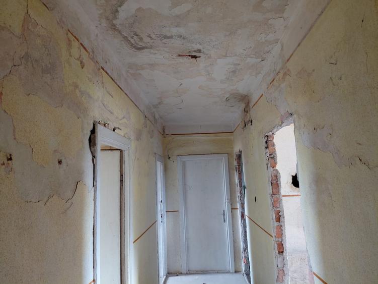 Apartament cu 4 camere decomandat în Peregu Mare