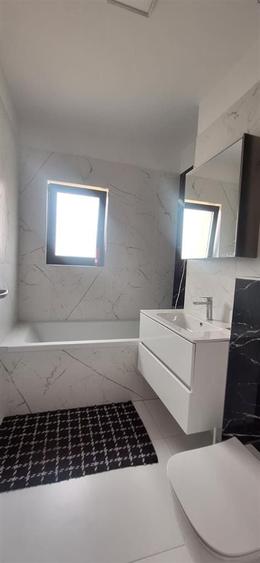 Apartament cu 3 camere semidecomandat în Florești