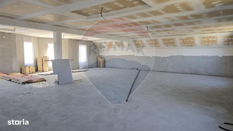 Casă cu 4 camere cu Teren 1300 Mp în Gălănești