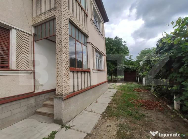 Casă cu 4 camere cu Teren 1100 Mp în Central