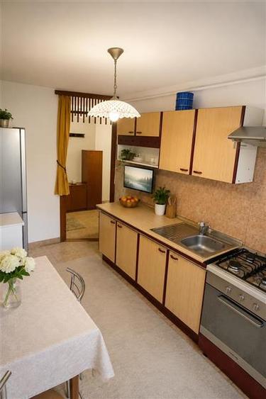 Apartament cu 3 camere semidecomandat, mobilat în Florilor