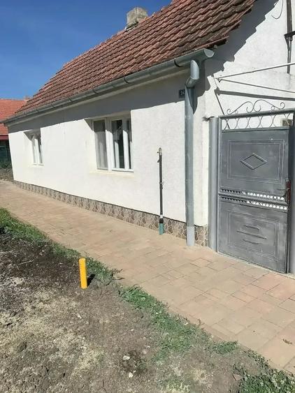 Casă cu 2 camere cu Teren 500 Mp în Central