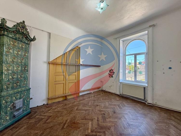 Casă individuală cu 10 camere cu Canalizare în Ultracentral