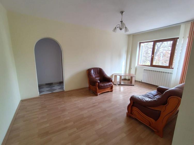 Apartament cu 3 camere semidecomandat, mobilat în Podu Roș