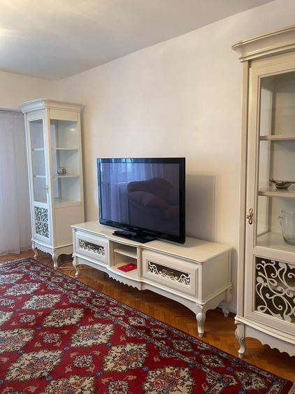 Apartament cu 4 camere decomandat, mobilat în P-ța Victoriei