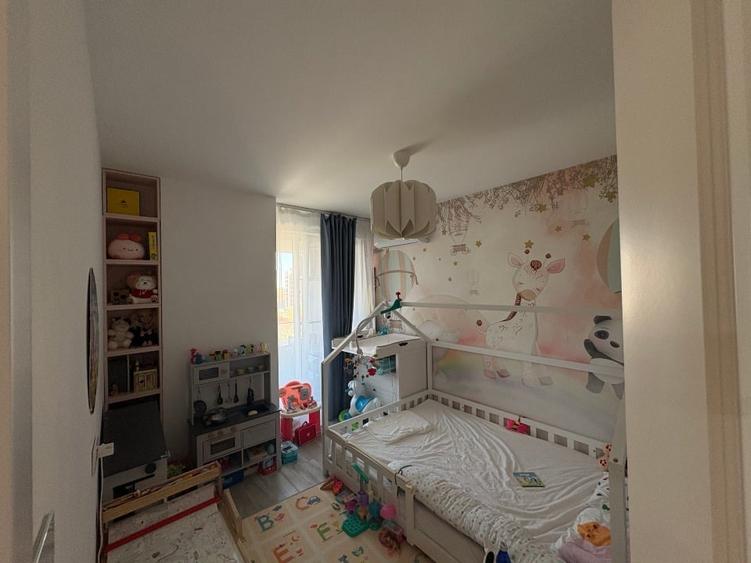 Apartament cu 3 camere semidecomandat, mobilat în Aradului