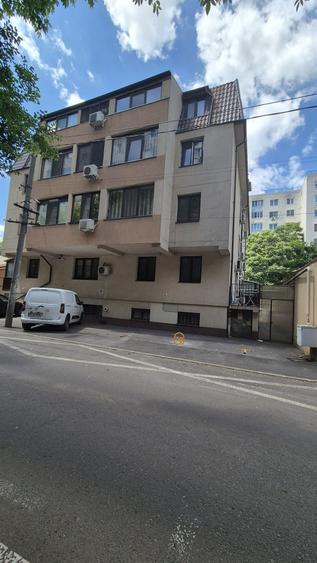 Apartament cu 3 camere semidecomandat în Runcu