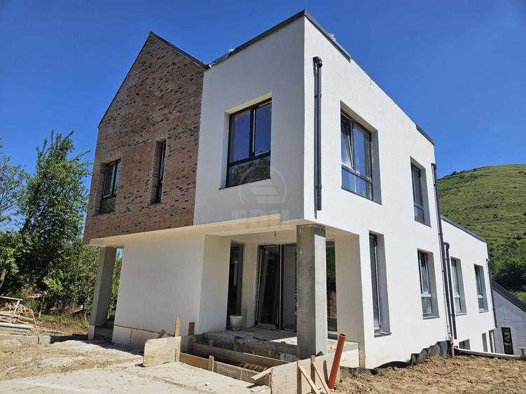 Duplex cu 4 camere cu Canalizare în Florești