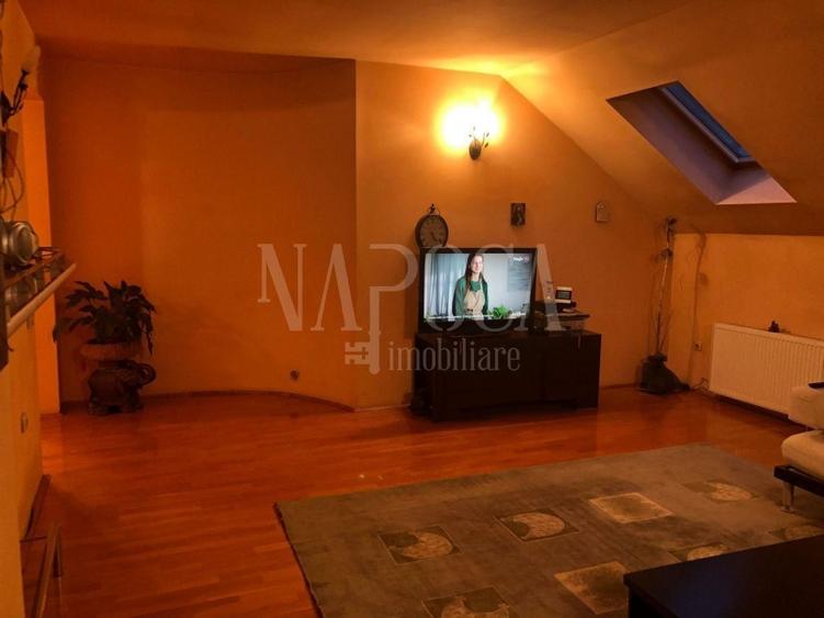 Casă individuală cu 8 camere cu Canalizare în Central