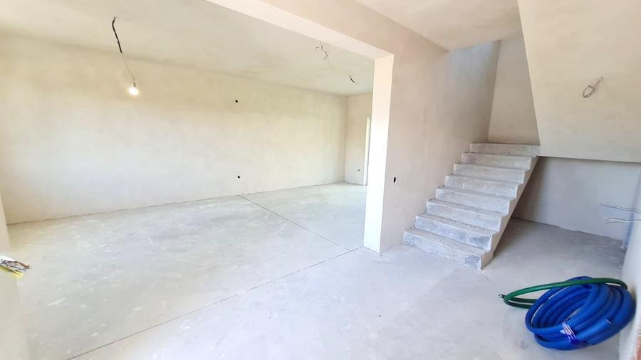 Casă cu 4 camere cu Teren 3504 Mp în Șelimbăr