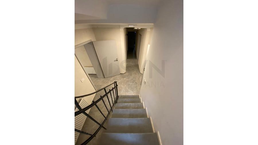Casă individuală cu 10 camere cu Canalizare în Cotroceni