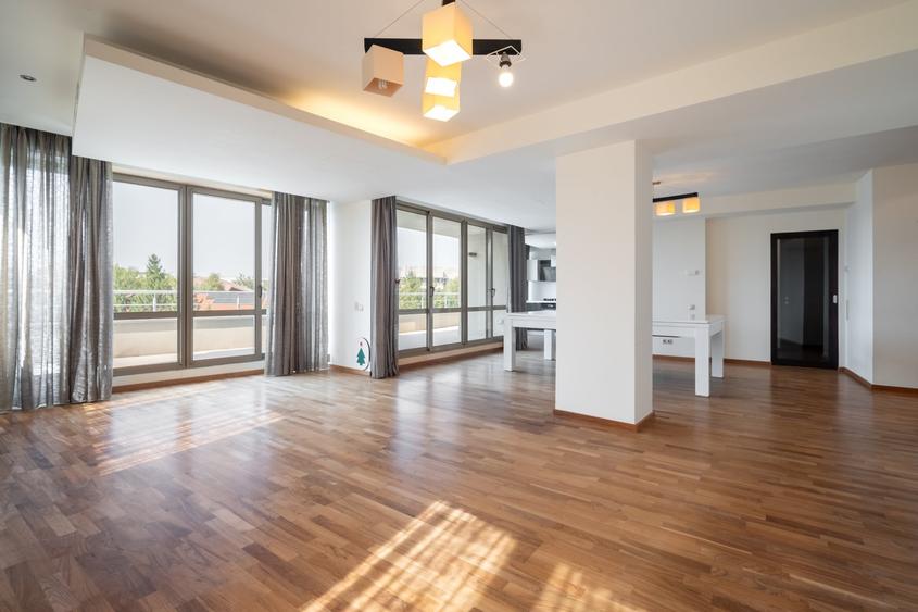 Apartament cu 5 camere decomandat în Băneasa