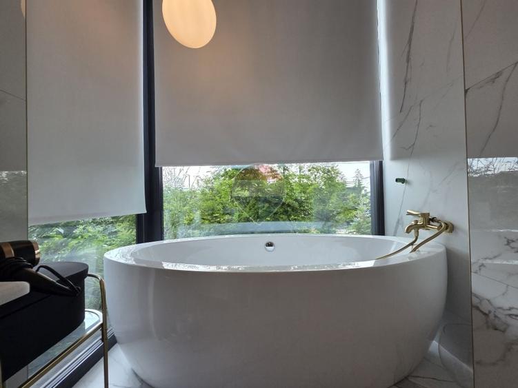 Casă individuală cu 7 camere cu Piscina în Est