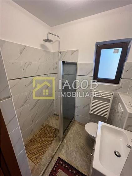 Duplex cu 4 camere cu Canalizare în Central