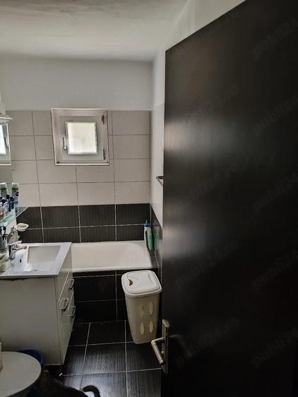 Apartament cu 3 camere semidecomandat în Lipovei
