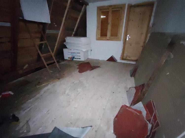 Casă individuală cu 5 camere cu Teren 1153 Mp în Est