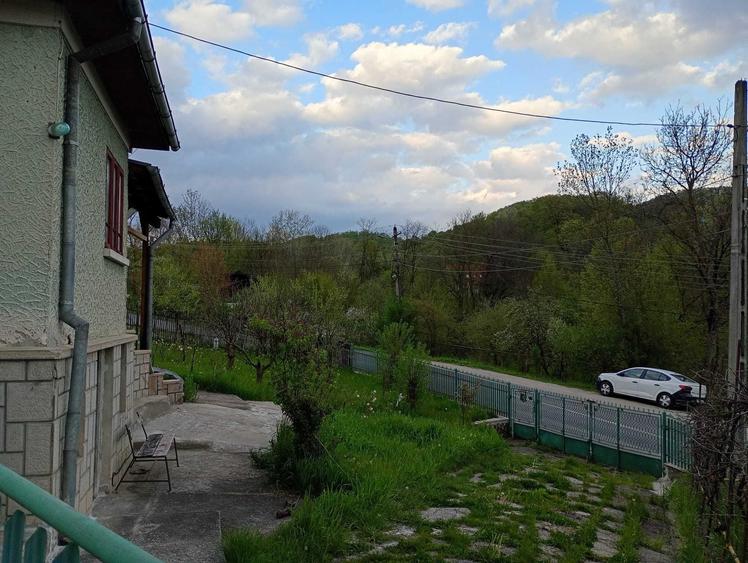 Casă cu 3 camere decomandat în Provița de Jos