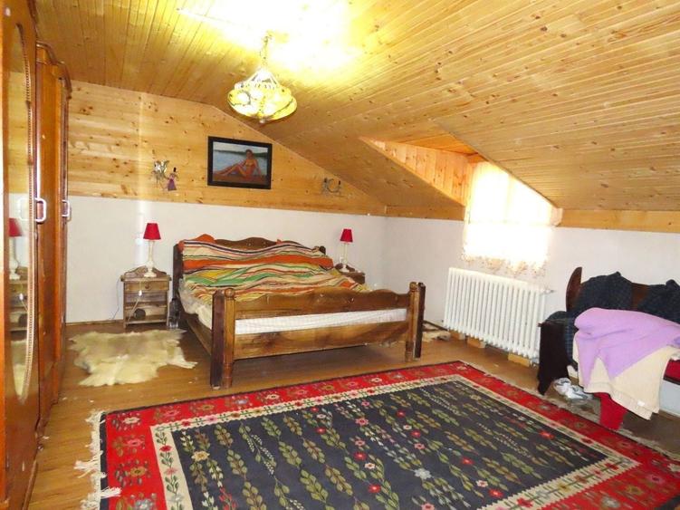 Casă individuală cu 5 camere cu Canalizare în Moroeni