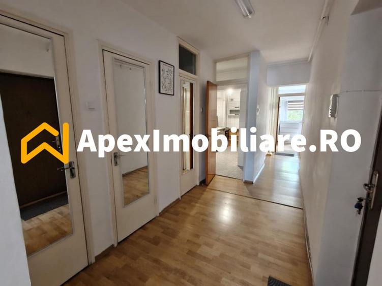 Apartament cu 3 camere semidecomandat în Universitate