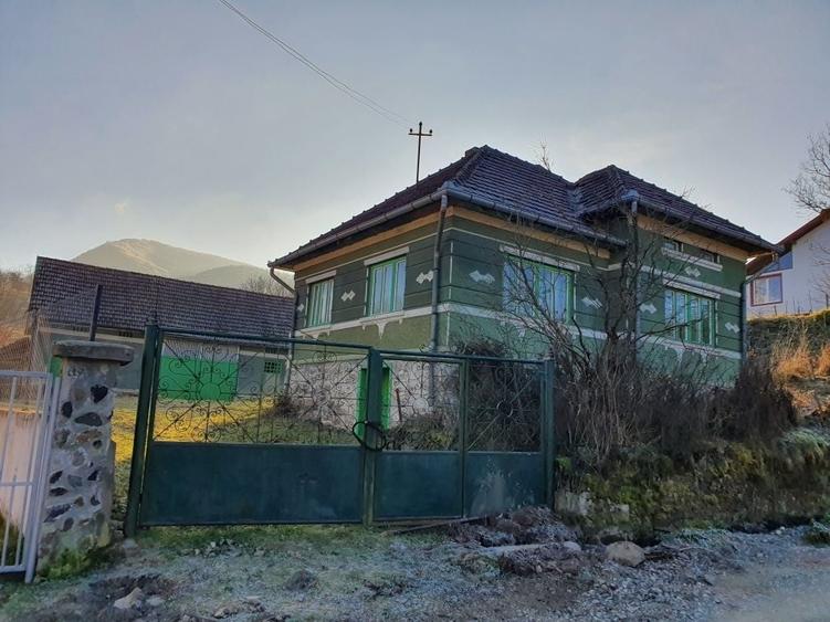 Casă cu 3 camere decomandat în Hărțăgani