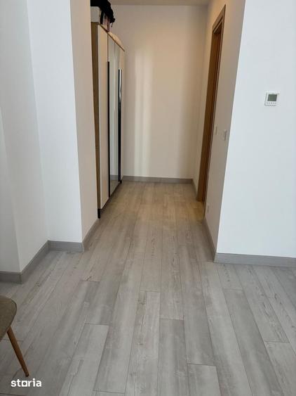 Apartament cu 3 camere semidecomandat în Văcăresti