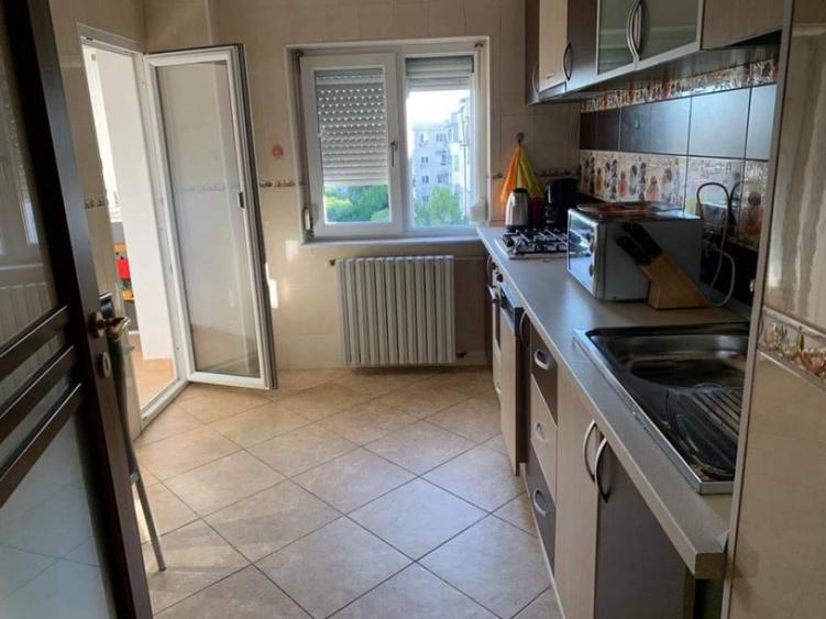 Apartament cu 3 camere decomandat în 1 Mai