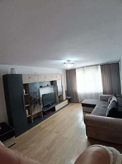 Apartament cu 3 camere decomandat în Coman