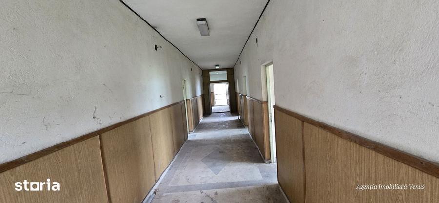 Casă cu 10 camere cu Teren 10000 Mp în Mihai Eminescu