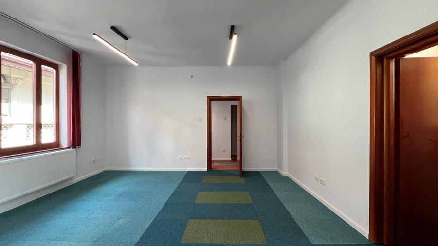 Casă individuală cu 10 camere cu Canalizare în Cotroceni