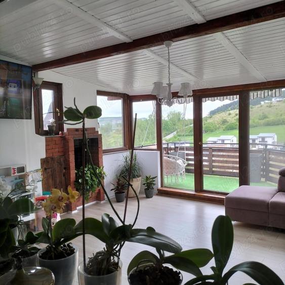 Apartament cu 4 camere semidecomandat în Florești