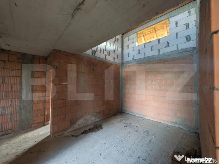 Casă cu 7 camere cu Teren 7500 Mp în Central
