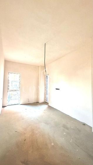 Apartament cu 4 camere semidecomandat în Florești