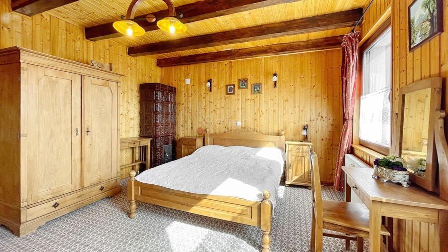Casă individuală cu 11 camere cu Canalizare în Poiana Mărului