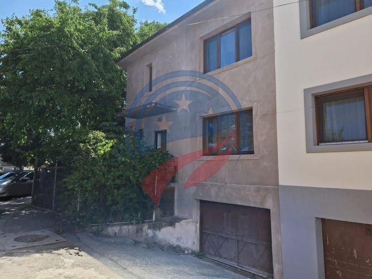 Casă individuală cu 5 camere cu Canalizare în 1 Mai