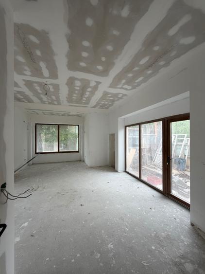 Casă cu 4 camere în Topleț