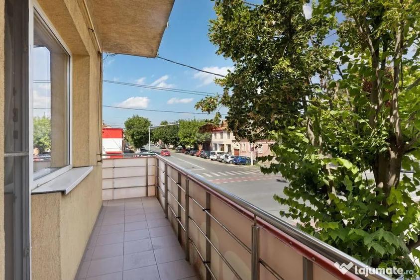 Apartament cu 3 camere decomandat în Intim
