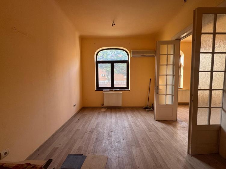 Casă individuală cu 5 camere cu Canalizare în Dorobanți
