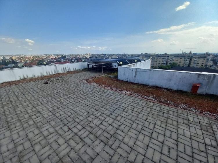 Apartament cu 4 camere decomandat în Exterior Vest