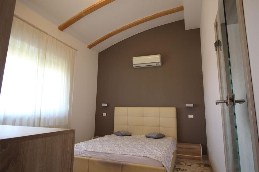 Apartament cu 5 camere decomandat în Aradului