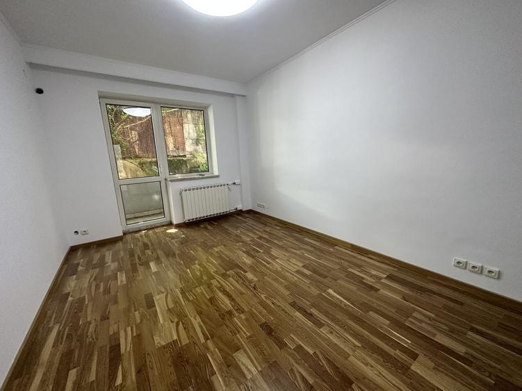 Apartament cu 7 camere decomandat în Aviatorilor