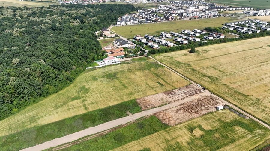 Teren agricol intravilan de 9400 mp, în Tunari