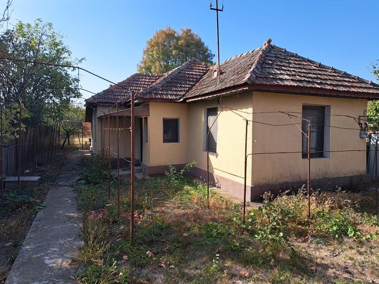 Casă cu 4 camere cu Garaj în Central