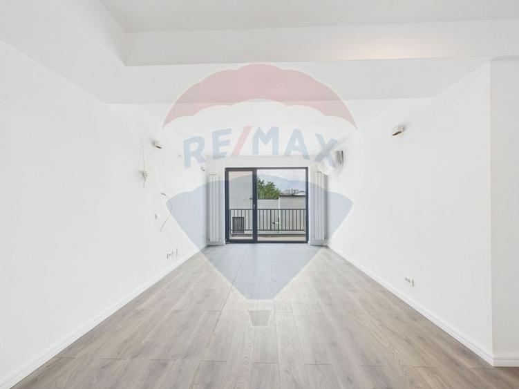 Apartament cu 4 camere semidecomandat în Banu Manta