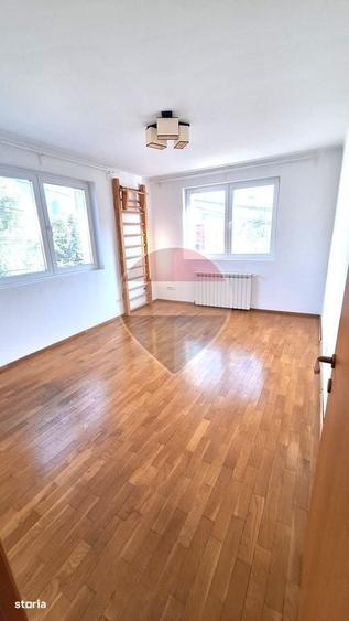 Casă cu 4 camere cu Teren 300 Mp în Berceni