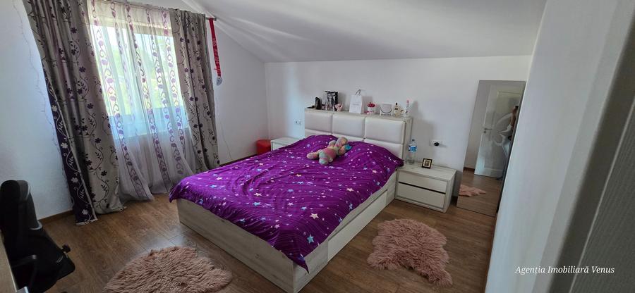 Casă individuală cu 5 camere cu Teren 500 Mp în Central