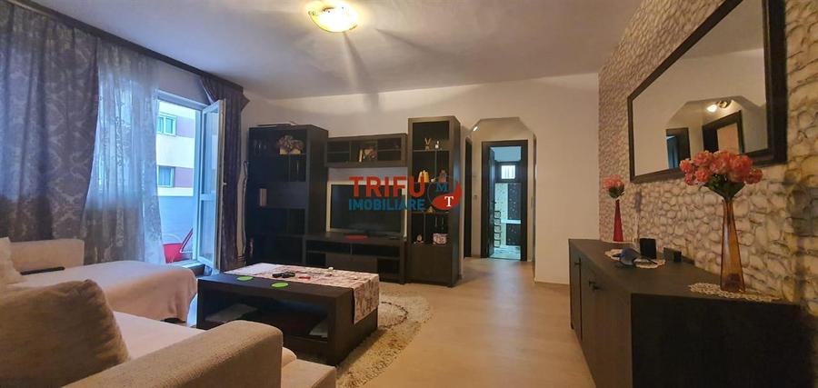 Apartament cu 3 camere semidecomandat, mobilat în Cetate