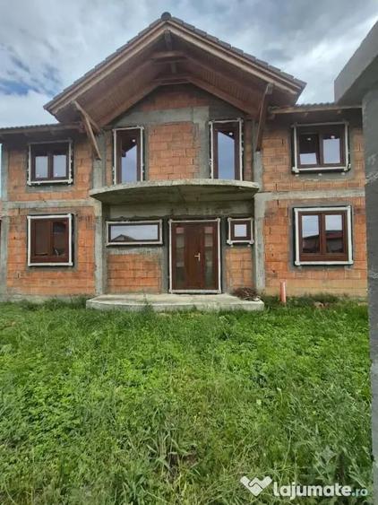 Casă cu 5 camere cu Teren 500 Mp în Central