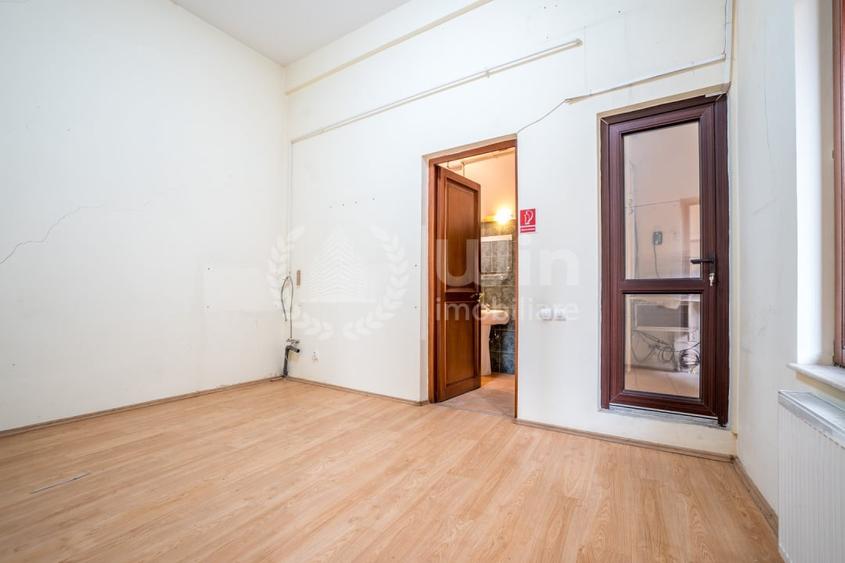Casă individuală cu 12 camere cu Canalizare în Central