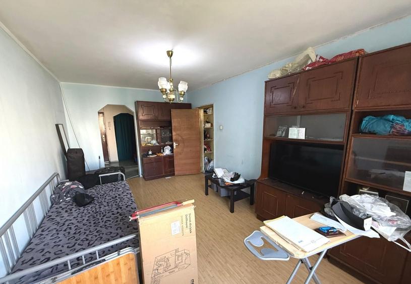 Apartament cu 3 camere semidecomandat în Crângași